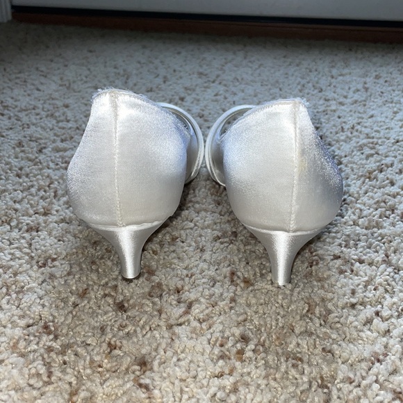 🍁SALE🍁 Like New White Bridal Heels - 7.5 - Picture 5 of 7